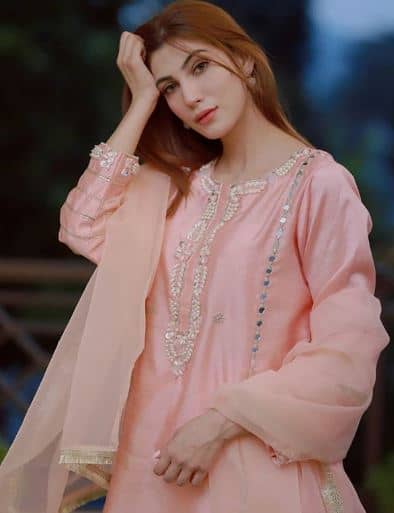 Pakistani actress Nazih Jahangir in drama ishqaway cast