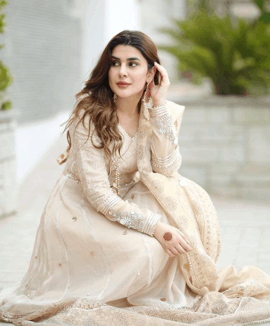 Kubra Khan Biography, Age, Family, Husband, Dramas | Showbiz Hut