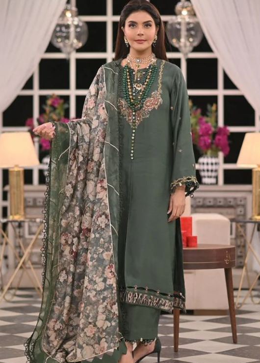 Nida Yasir Dresses in Morning Show 2022, Dress Designer | Showbiz Hut