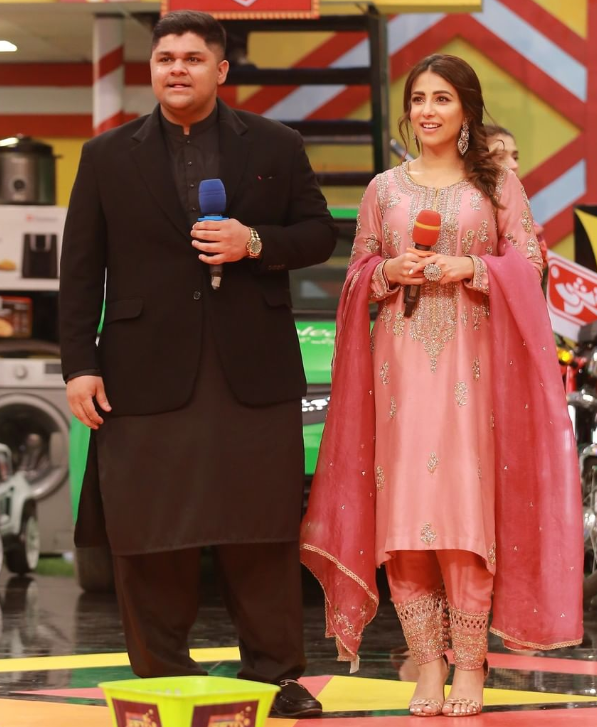 Ushna Shah Dresses in Jeeto Pakistan 2022