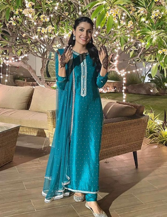 Pakistani Celebrities Eid Ul Fitr Pics 2022 Eid Dresses Designer Showbiz Hut 