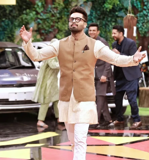 Fahad Mustafa as a host in Jeeto Pakistan League 