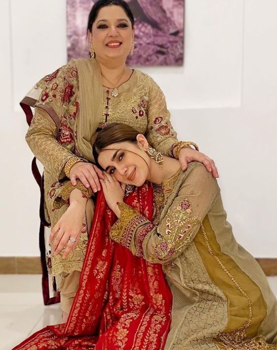 kubra khan family pictures sister mother