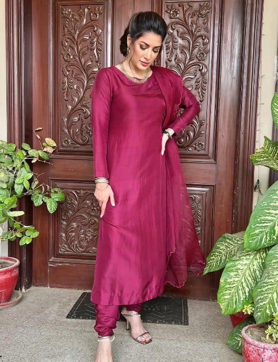 Mehwish Hayat Dresses in London Nahi Jaunga
