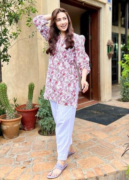 sana javed dresses in drama kala doriya pictures