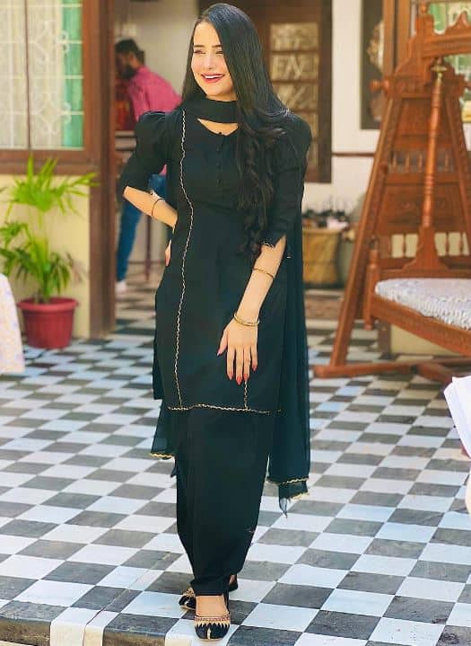 Saniya Shamshad dresses in drama siyani