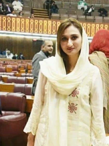 Read Politican Maleeka Bokhari Biography, age, husband, son, family pics, spouse, education, and viral video 