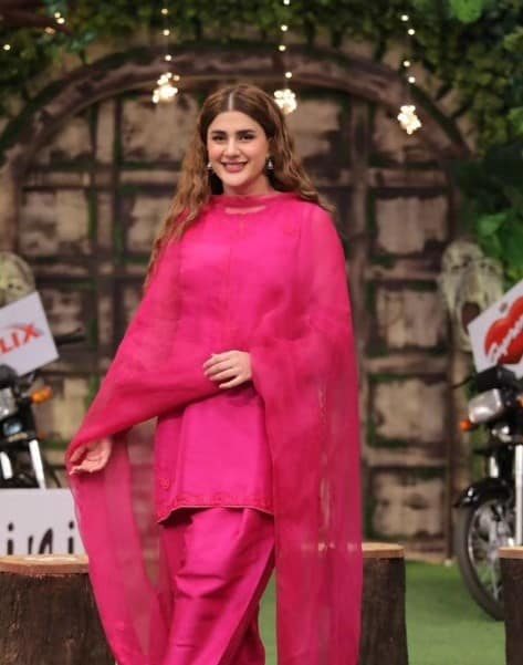 Kubra Khan pink Dress in Jeeto Pakistan League